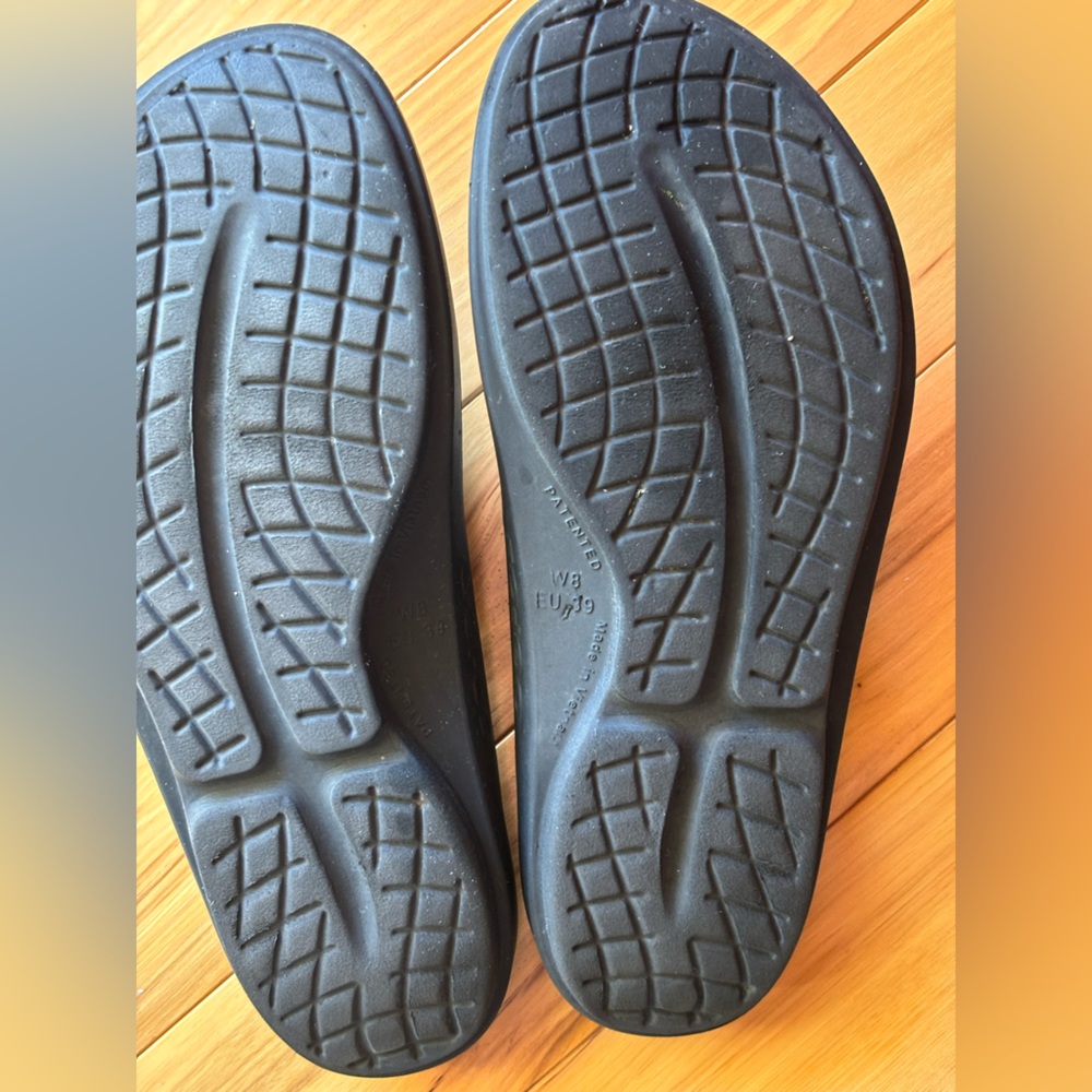 OOFOS Sandals - Picture 6 of 6